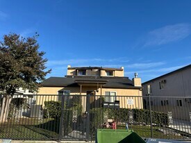14343 Tiara St, Unit 2 in Van Nuys, CA - Building Photo