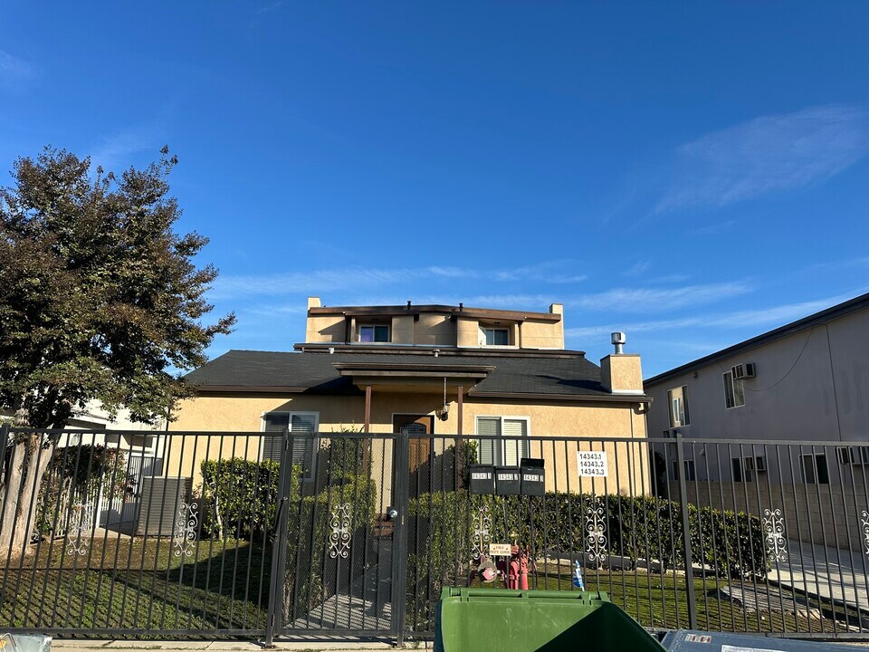 14343 Tiara St, Unit 2 in Van Nuys, CA - Building Photo