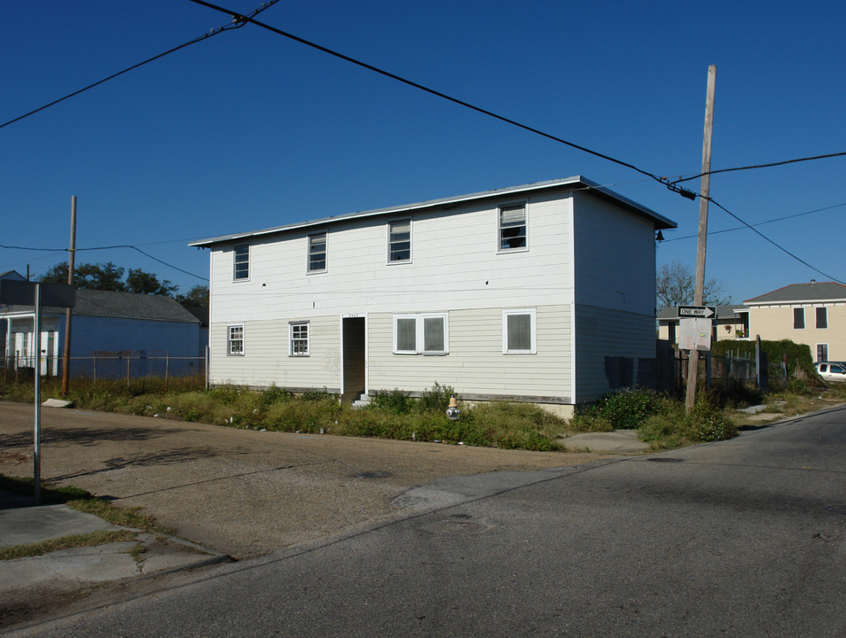 2401 Rousseau St in New Orleans, LA - Building Photo