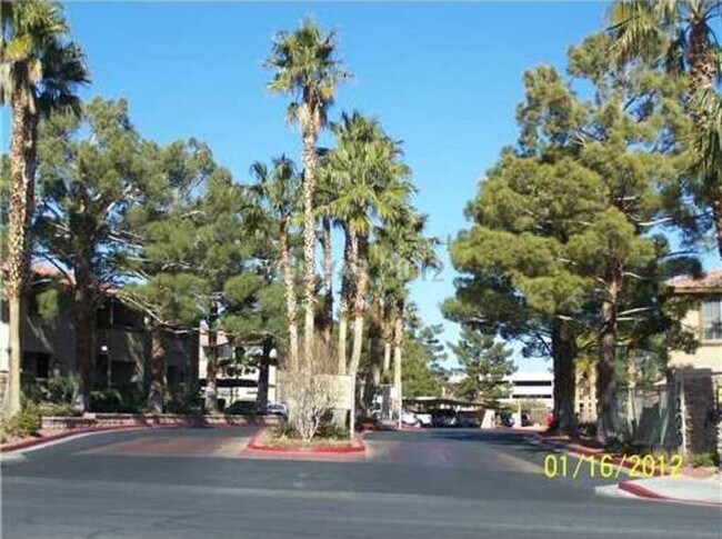 7300 W Pirates Cove Rd in Las Vegas, NV - Foto de edificio - Building Photo