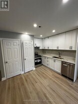 2877A St Clair Ave E in Toronto, ON - Building Photo