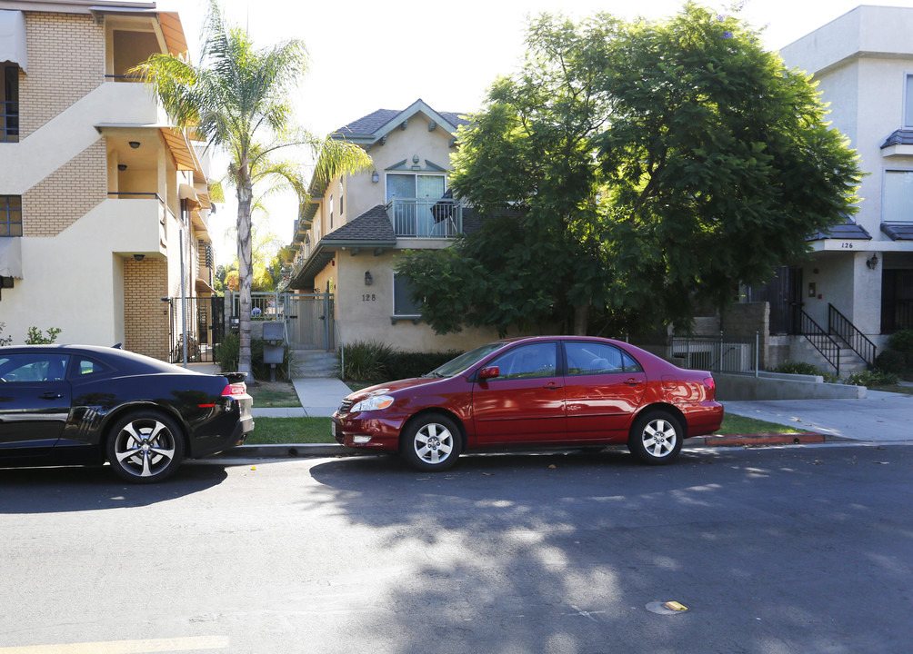 128 N Everett St in Glendale, CA - Foto de edificio