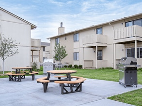 Ponderosa Apartments in Wichita, KS - Foto de edificio - Building Photo