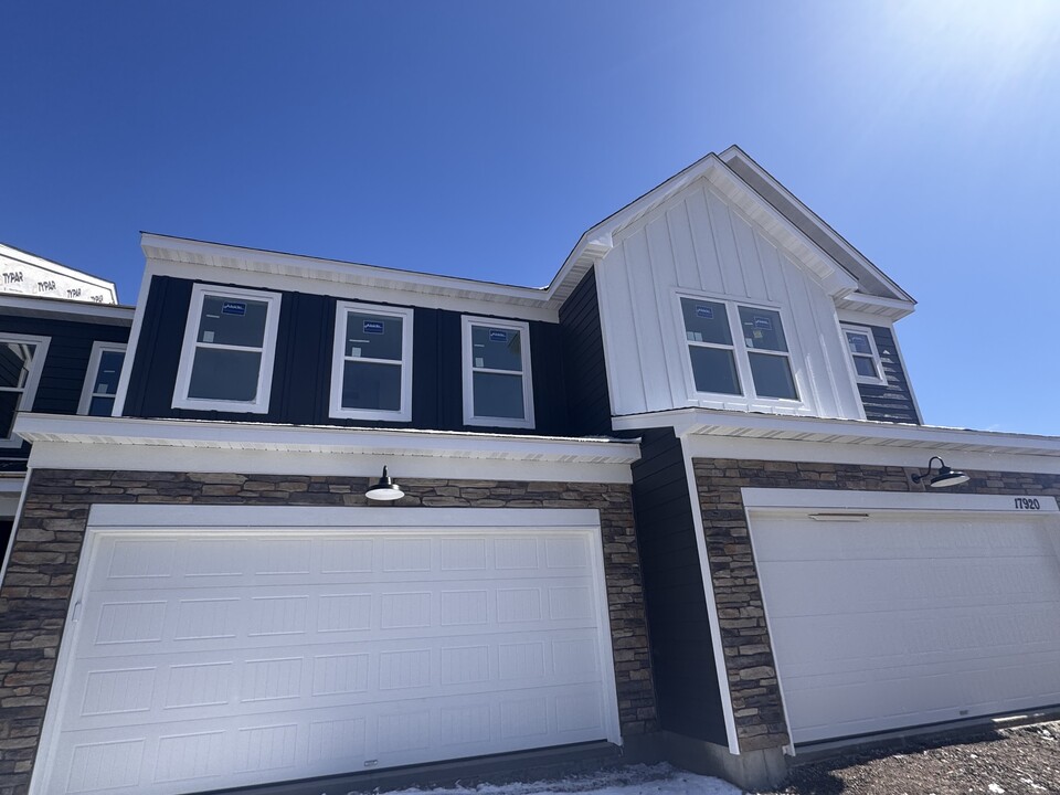 17918 Genoa Dr in Lakeville, MN - Building Photo