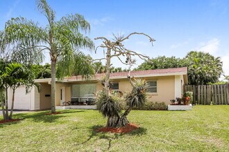 831 NW 43rd Ave in Coconut Creek, FL - Building Photo - Building Photo