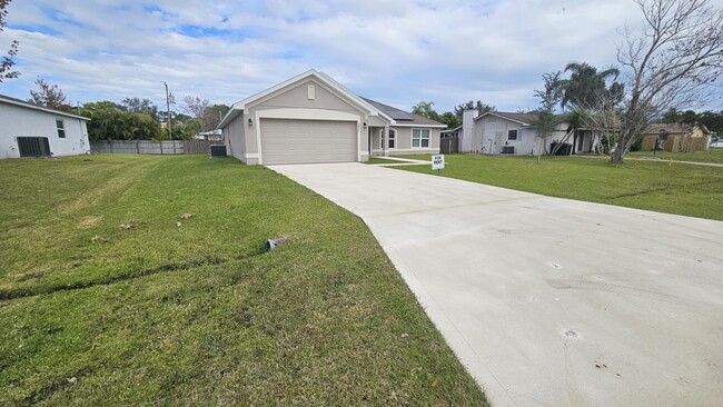 771 SE Starflower Ave in Port St. Lucie, FL - Building Photo - Building Photo