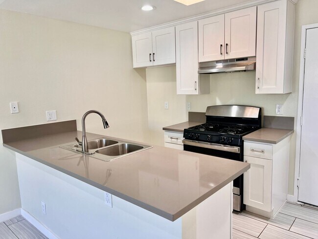 10800 Glenoaks Blvd in Los Angeles, CA - Building Photo - Building Photo
