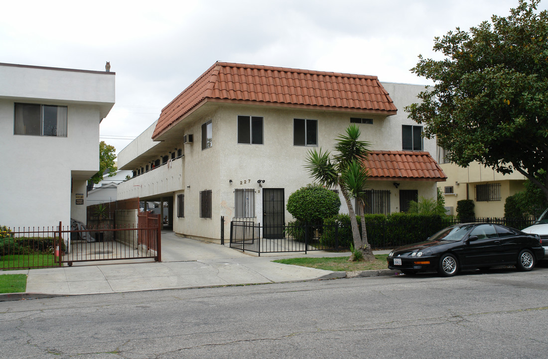 227 S Serrano Ave in Los Angeles, CA - Building Photo