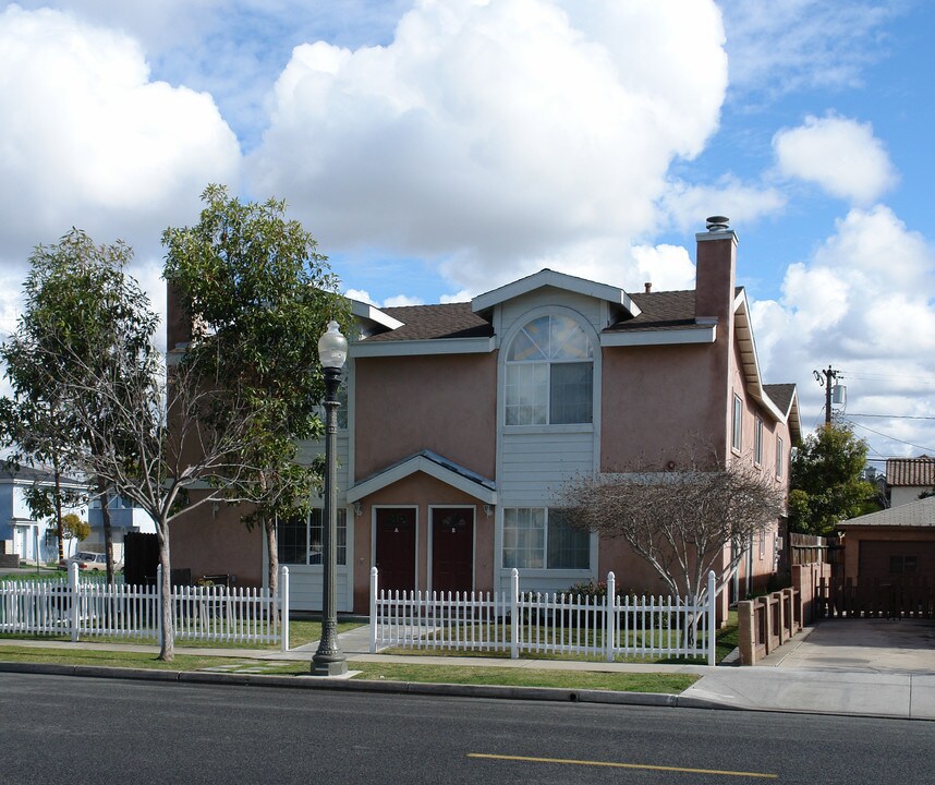 10752 Walnut St in Los Alamitos, CA - Building Photo