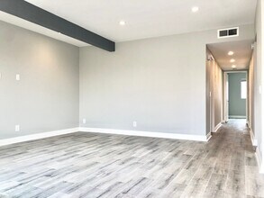 66 Oval Rd in Irvine, CA - Building Photo - Building Photo