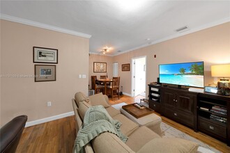 45 Antilla Ave, Unit 1 in Coral Gables, FL - Foto de edificio - Building Photo