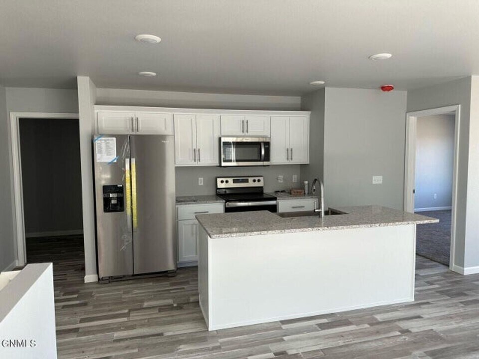 3925 Scorpio Dr SE in Mandan, ND - Building Photo