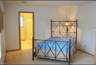 16548 Sunwood Oval in Strongsville, OH - Foto de edificio - Building Photo