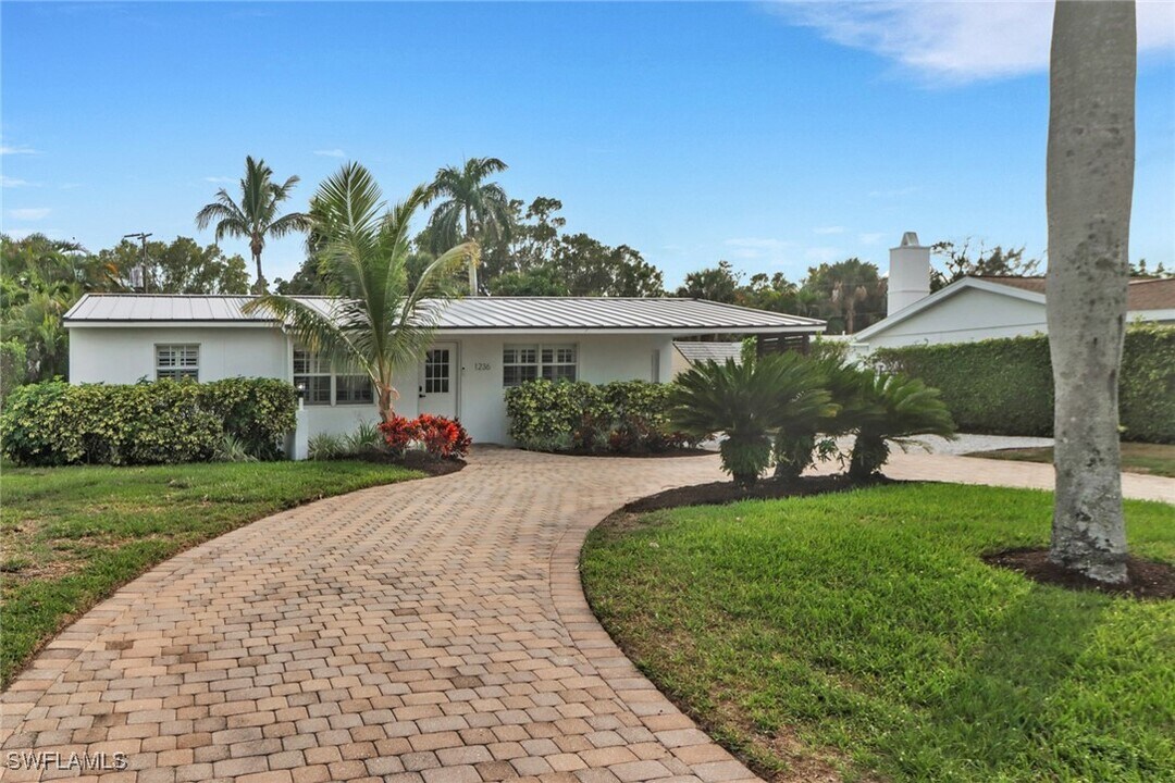 1236 13th Ave N in Naples, FL - Building Photo