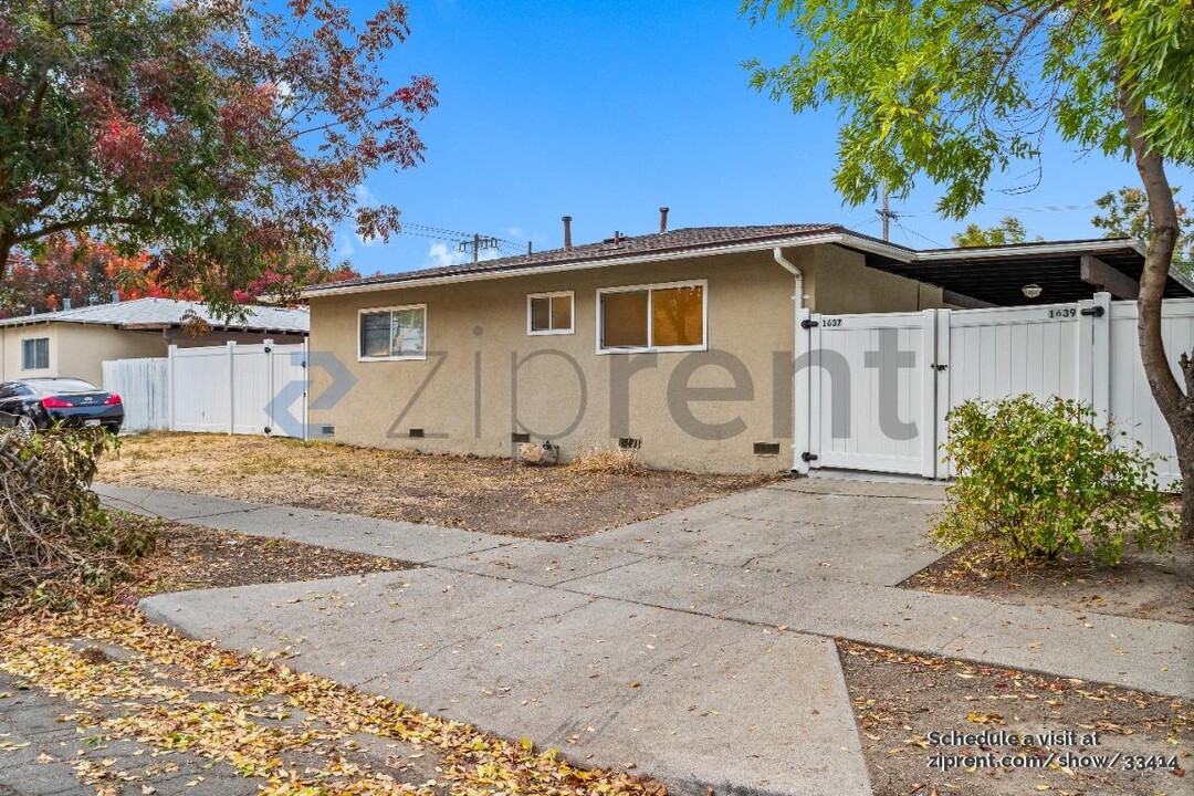 1637 W Roseburg Ave in Modesto, CA - Building Photo