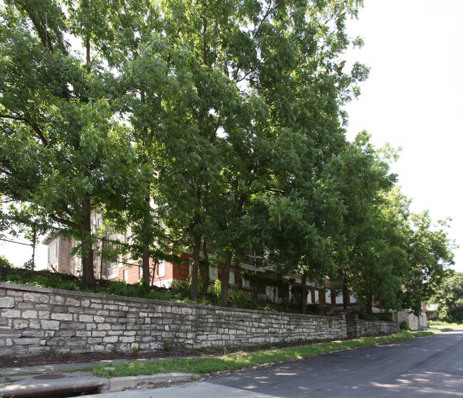 2008 E 39th St in Kansas City, MO - Foto de edificio - Building Photo