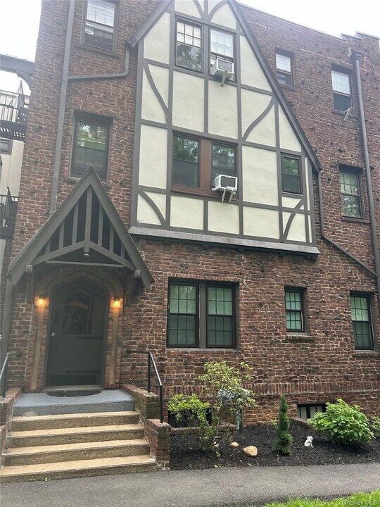 1 Haven Ct in Nyack, NY - Building Photo