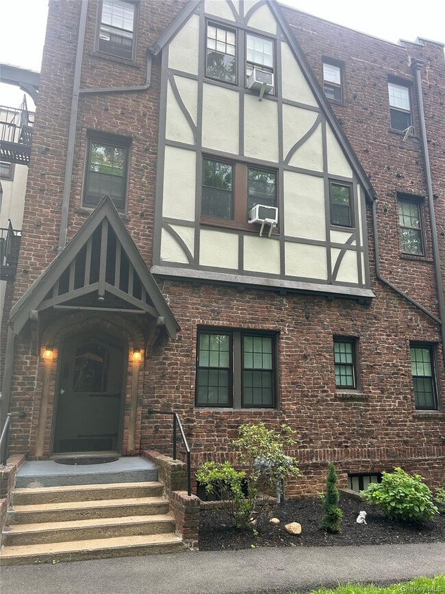 property at 1 Haven Ct