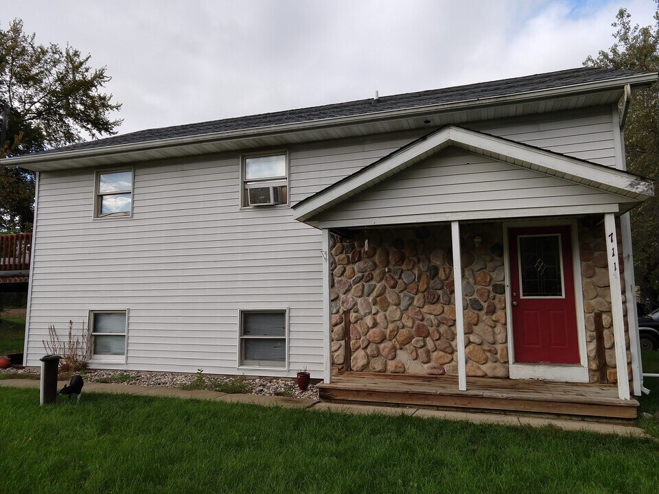 7114 250th Ave in Salem, WI - Foto de edificio