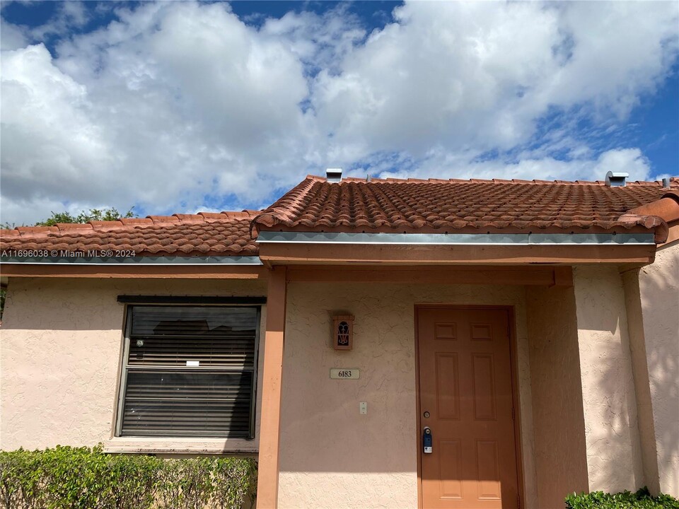 6183 NW 170th Ln in Hialeah, FL - Foto de edificio