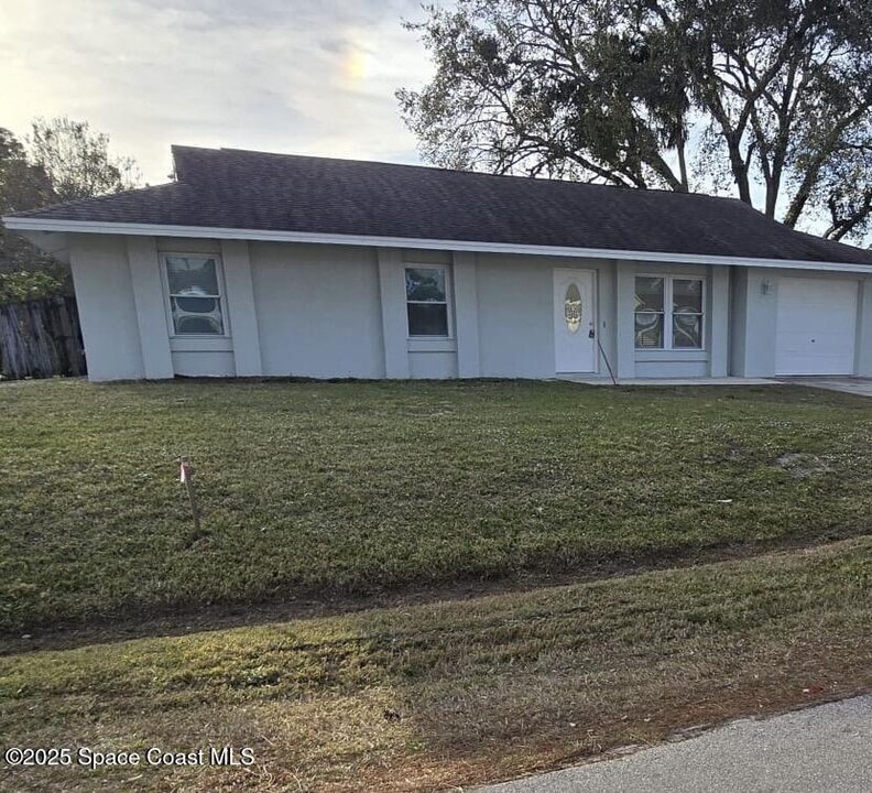 1790 Tradewinds Ave SE in Palm Bay, FL - Building Photo