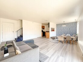 14746 Delano St, Unit 5 in Los Angeles, CA - Building Photo