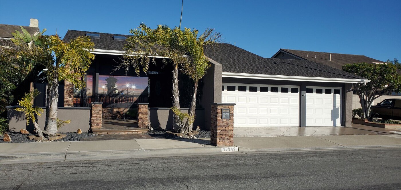 17942 Hallcroft Ln in Huntington Beach, CA - Building Photo