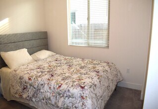 10337 Charles Morris Wy in Elk Grove, CA - Building Photo - Building Photo