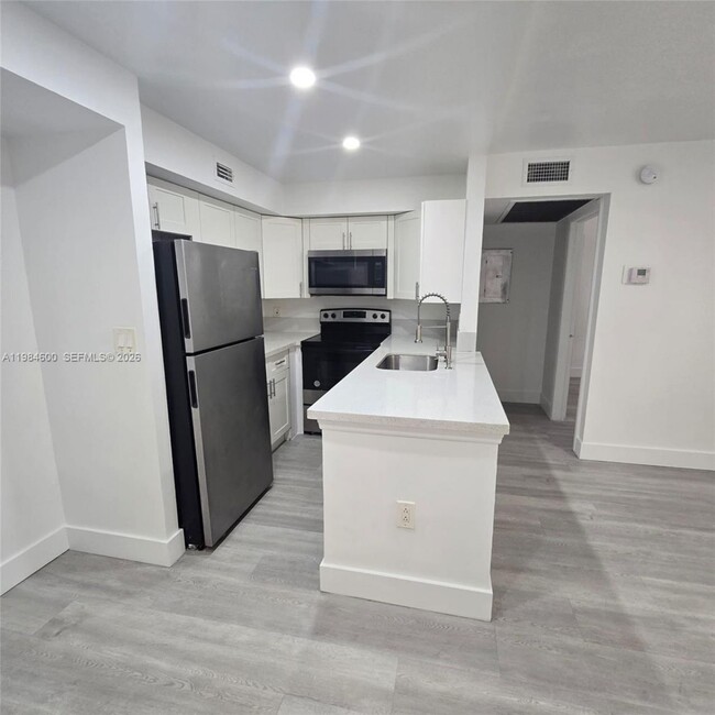 10020 Winding Lake Rd, Unit 10020 in Sunrise, FL - Foto de edificio - Building Photo