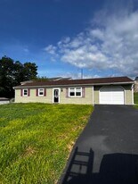 444 S 9th St in Akron, PA - Building Photo