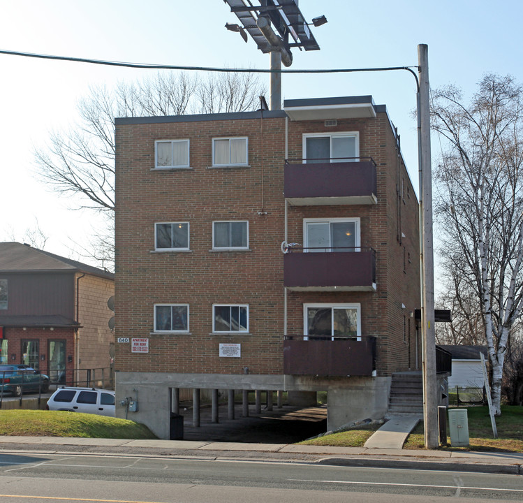 840 Simcoe St S in Oshawa, ON - Building Photo