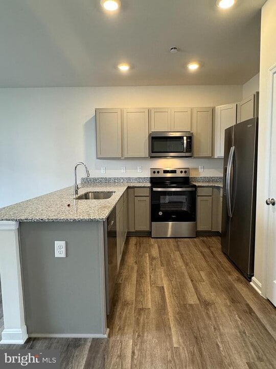 102 Willett Holw St in Stephens City, VA - Building Photo