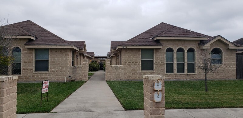 1921 Horsetail Falls, Unit 2 in Edinburg, TX - Building Photo