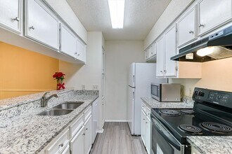 10616 Mellow Ln in Austin, TX - Building Photo - Building Photo