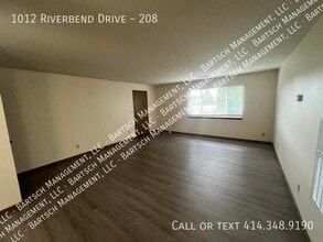 1012 Riverbend Dr in Hartford, WI - Building Photo - Building Photo