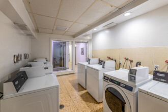 710 Spadina Ave in Toronto, ON - Building Photo - Interior Photo