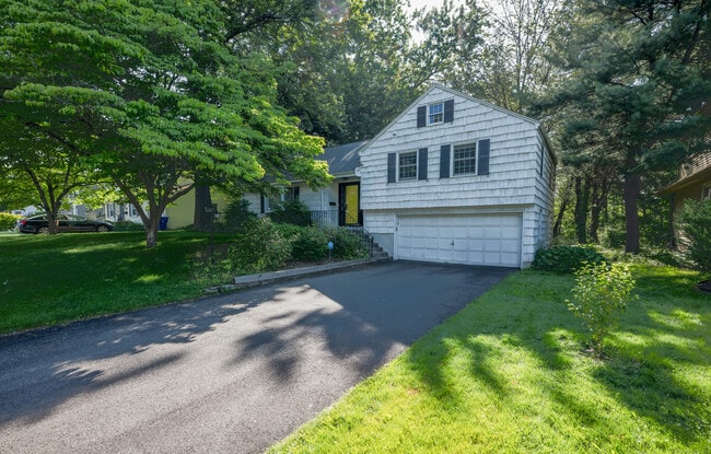 135 Brookside Rd in Newington, CT - Building Photo - Building Photo