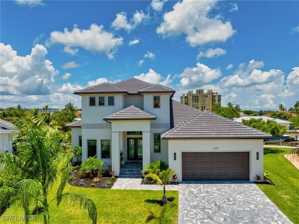1083 Old Marco Ln in Marco Island, FL - Building Photo