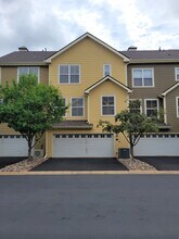 10266 Bleeker St in Woodbury, MN - Building Photo - Building Photo