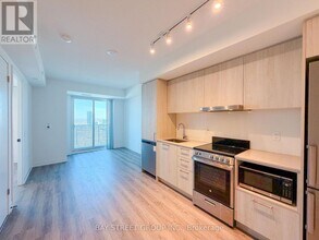 195 Commerce St in Vaughan, ON - Building Photo - Building Photo