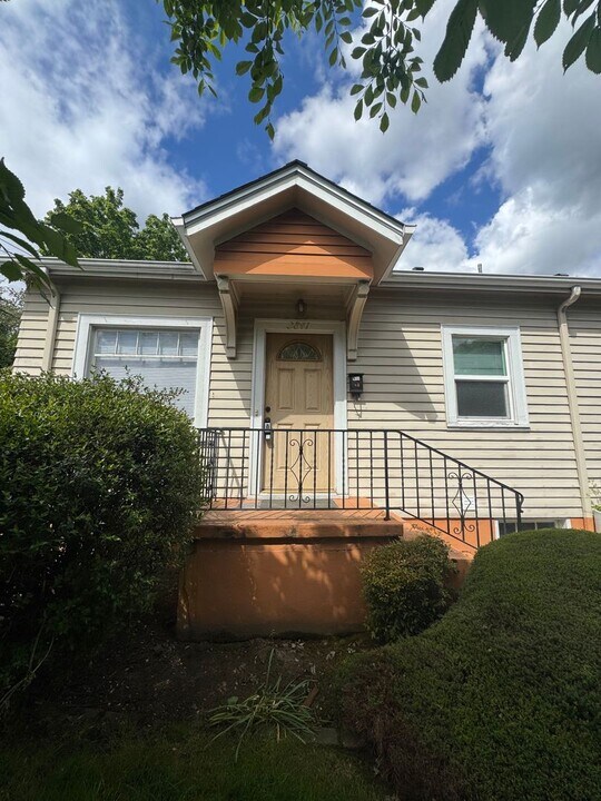 3841-3847-3847 SE Kelly St in Portland, OR - Building Photo