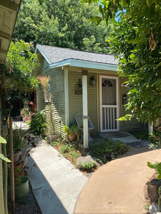 1845 Junipero Ave, Unit Front House in Signal Hill, CA - Foto de edificio