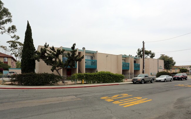 230 Center Ave in Oceanside, CA - Foto de edificio - Building Photo