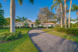 7460 SW 109th Terrace in Pinecrest, FL - Foto de edificio - Building Photo