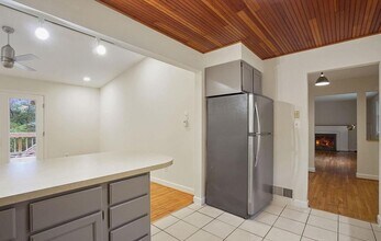 7824 Ridgewood Dr in Annandale, VA - Building Photo - Building Photo