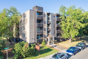 605 57th Ave SW in Calgary, AB - Building Photo