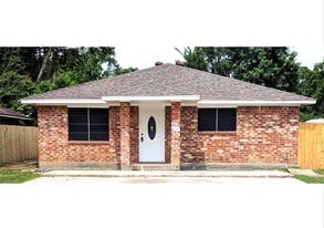 829 Canfield St in Liberty, TX - Building Photo