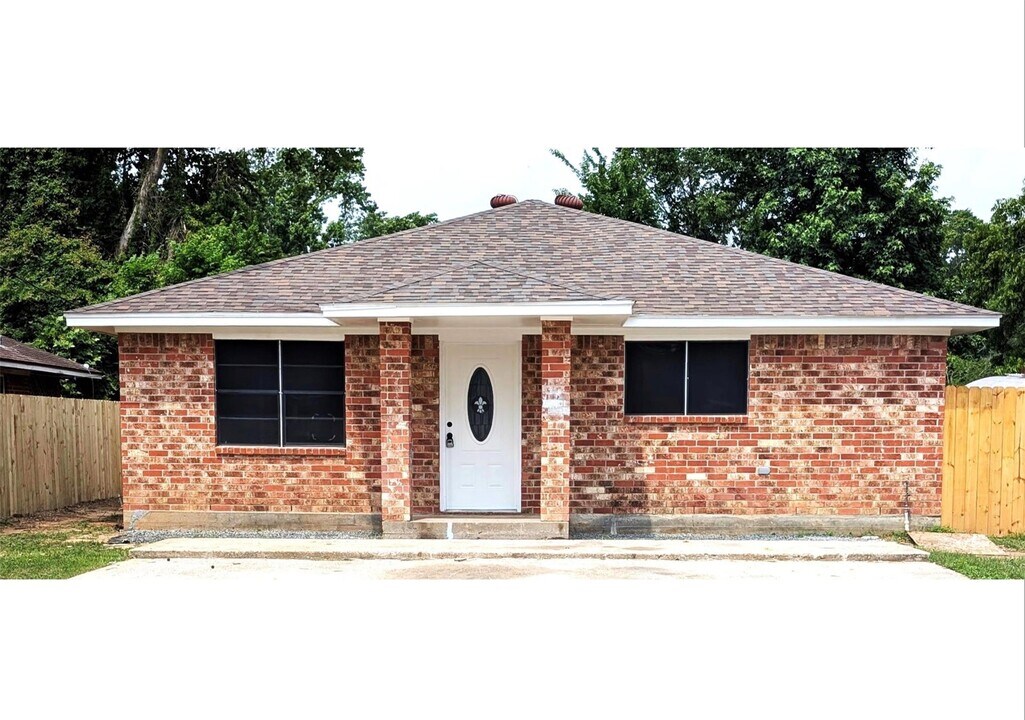 829 Canfield St in Liberty, TX - Building Photo