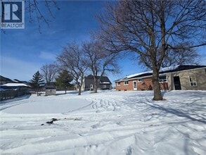 8199 Twenty Rd E in Hamilton, ON - Building Photo - Building Photo