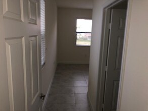 10511 W 35th Way-Unit -1 in Hialeah, FL - Building Photo - Building Photo